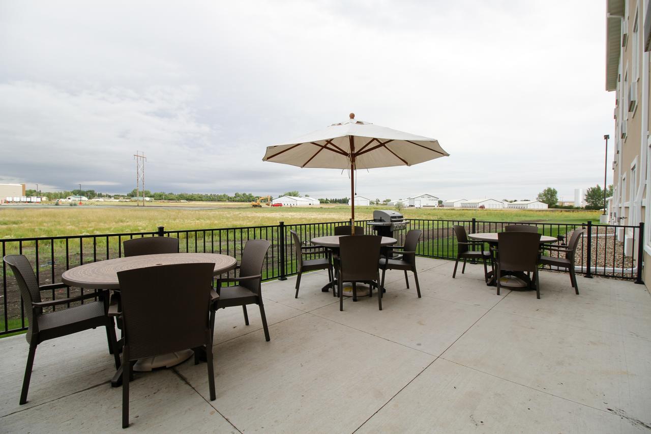 Hotel Cobblestone & - Devils Lake